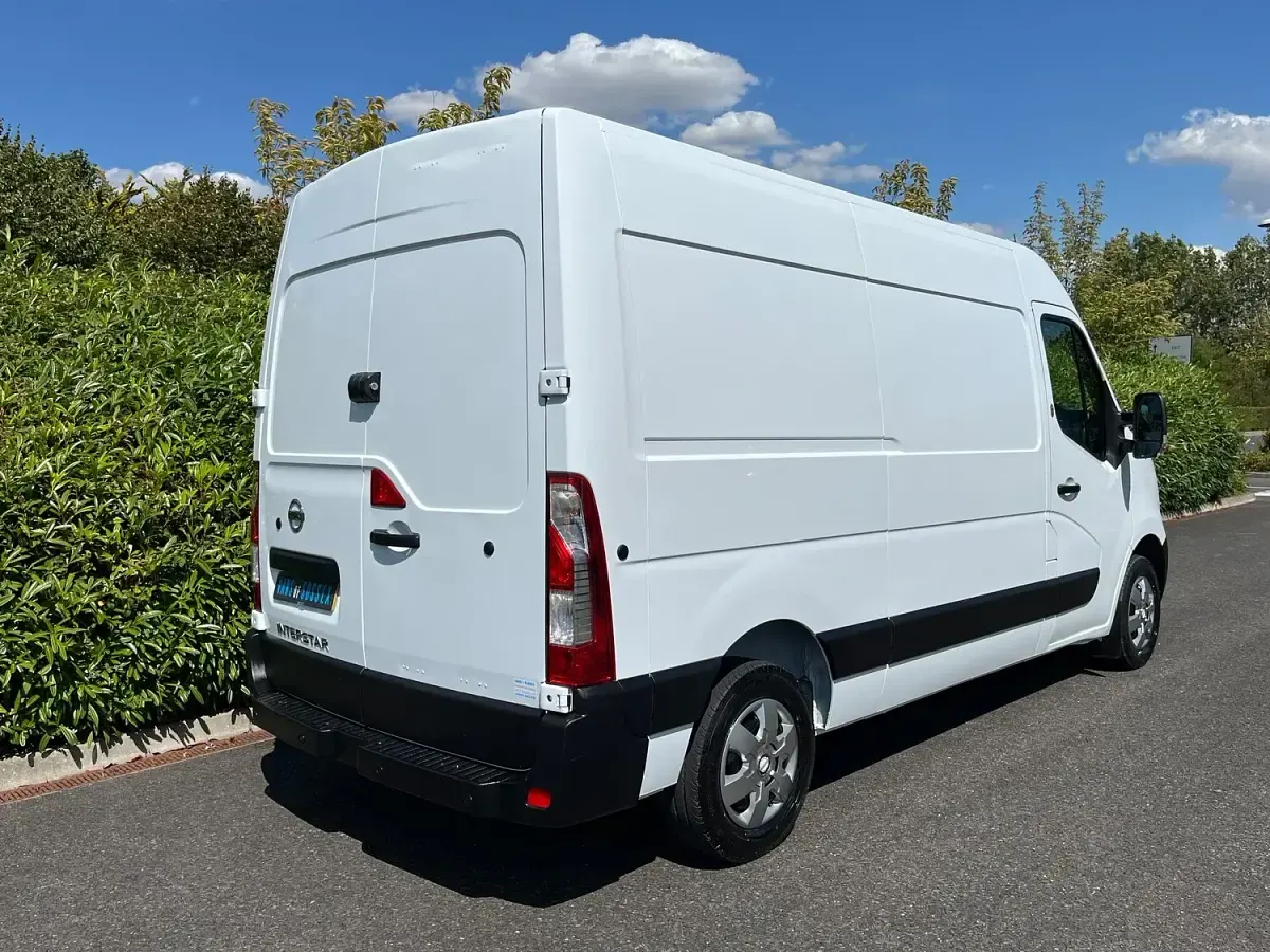 Used Nissan Interstar Tekna 135 HP (99 kW) 2022 White Van