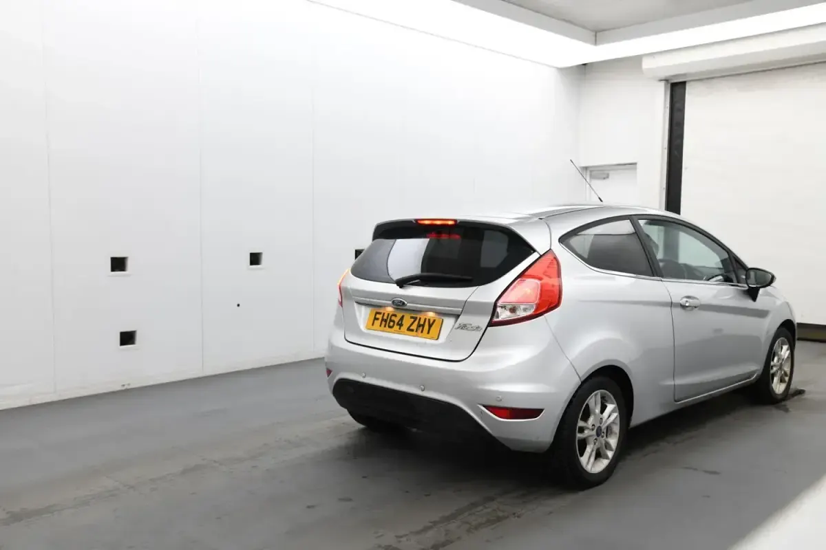 Usado Ford Fiesta Zetec 82 HP (60 kW) 2015 Prateado Citadino