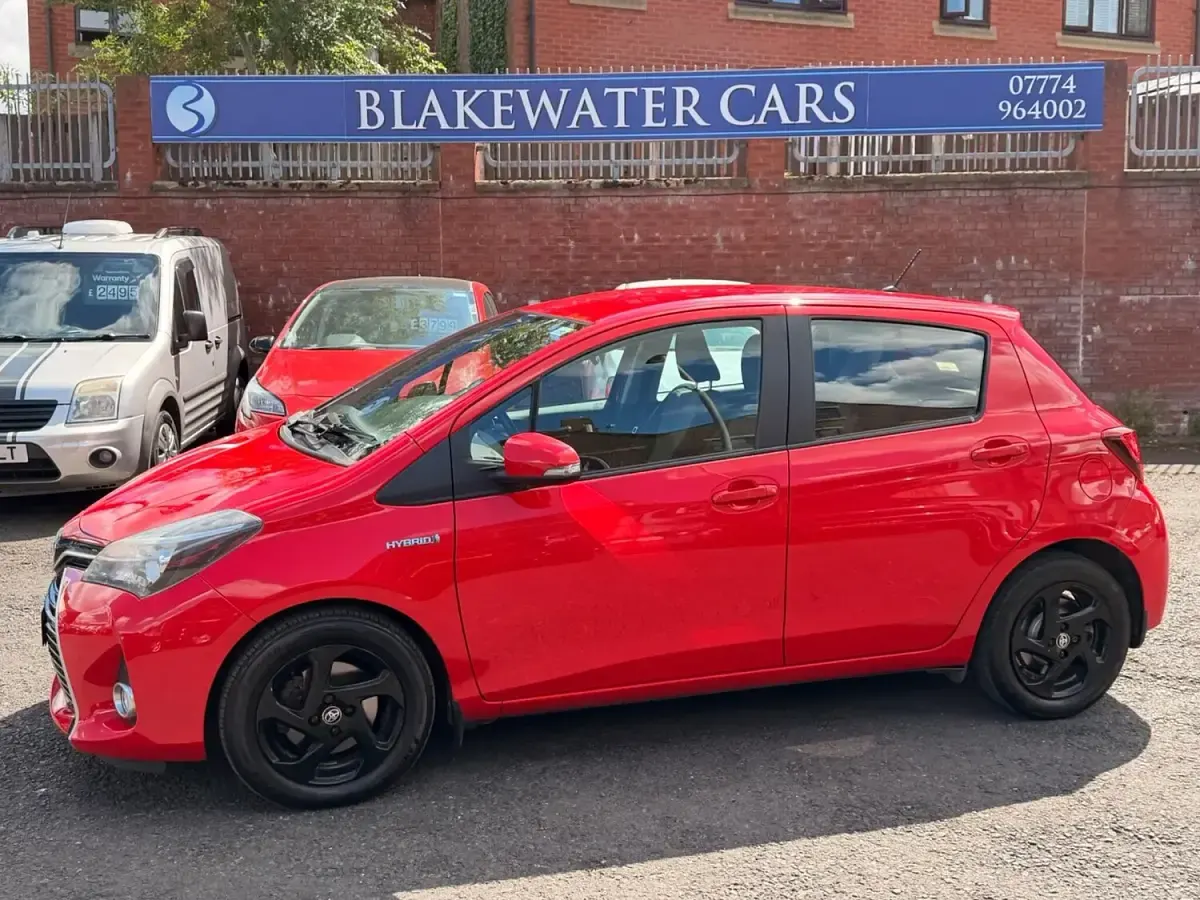 Used Toyota Yaris 101 HP (74 kW) 2015 Red Hatchback