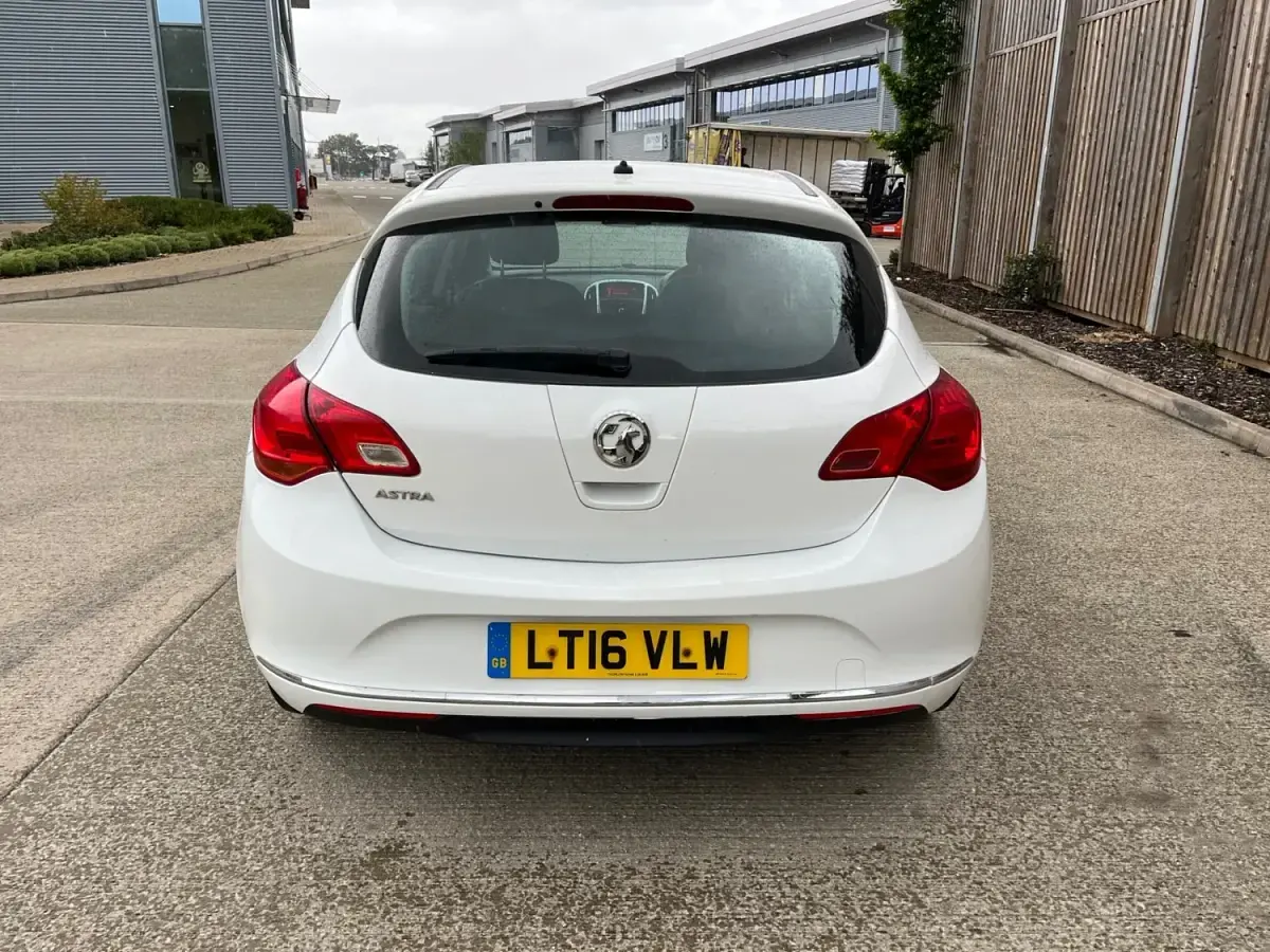 Usado Vauxhall Astra Excite 2016 Blanco Utilitario