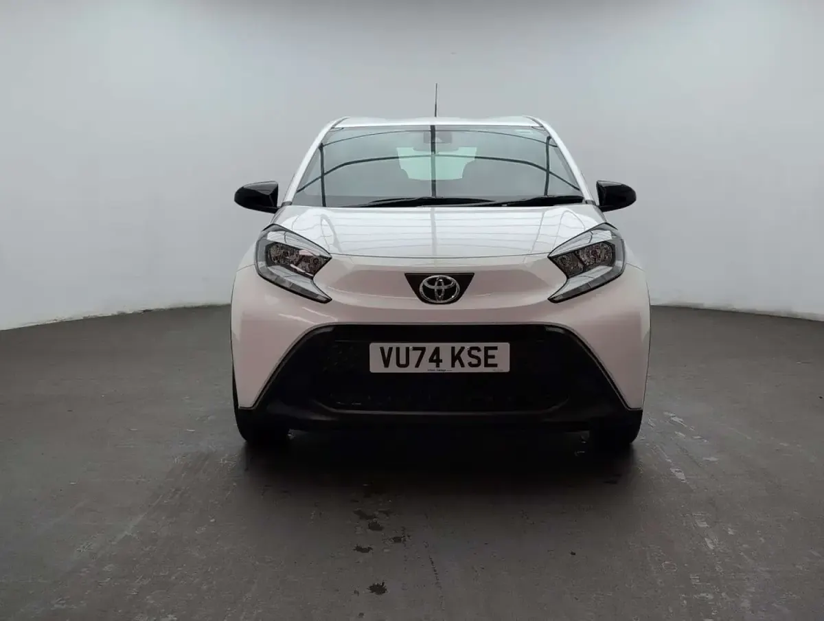Used Toyota Aygo X X-pure 72 HP (52 kW) 2024 White SUV