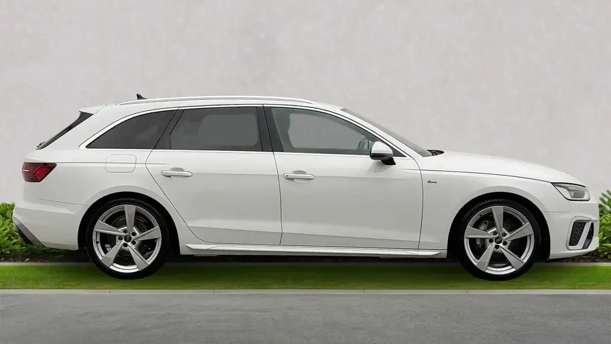 Usado Audi A4 S-Line 204 HP (150 kW) 2024 Branco Carrinha
