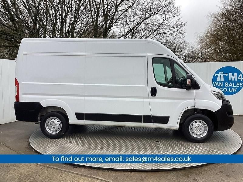 Used Vauxhall Movano 140 HP (102 kW) 2022 White MPV