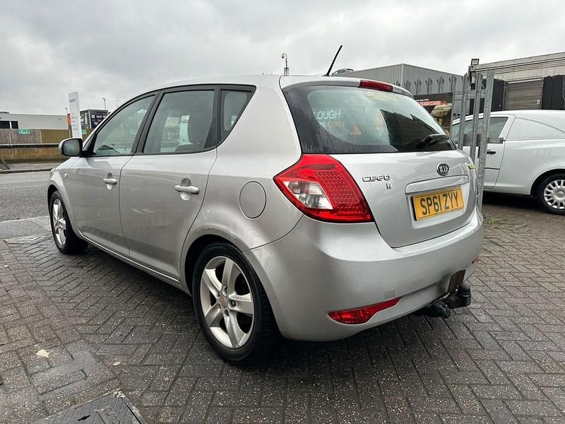 Usado Kia Ceed 89 HP (65 kW) 2012 Prateado Citadino