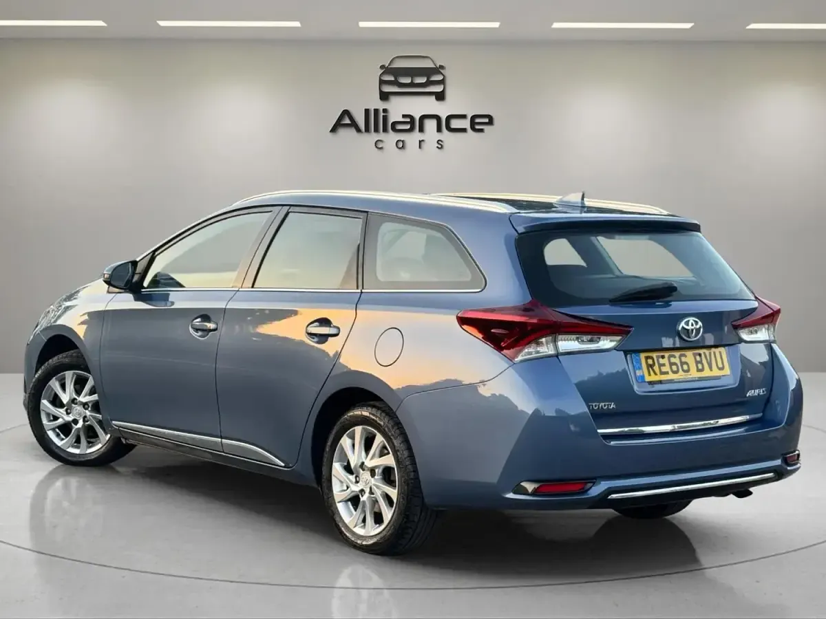 Used Toyota Auris 116 HP (85 kW) 2016 Blue Estate