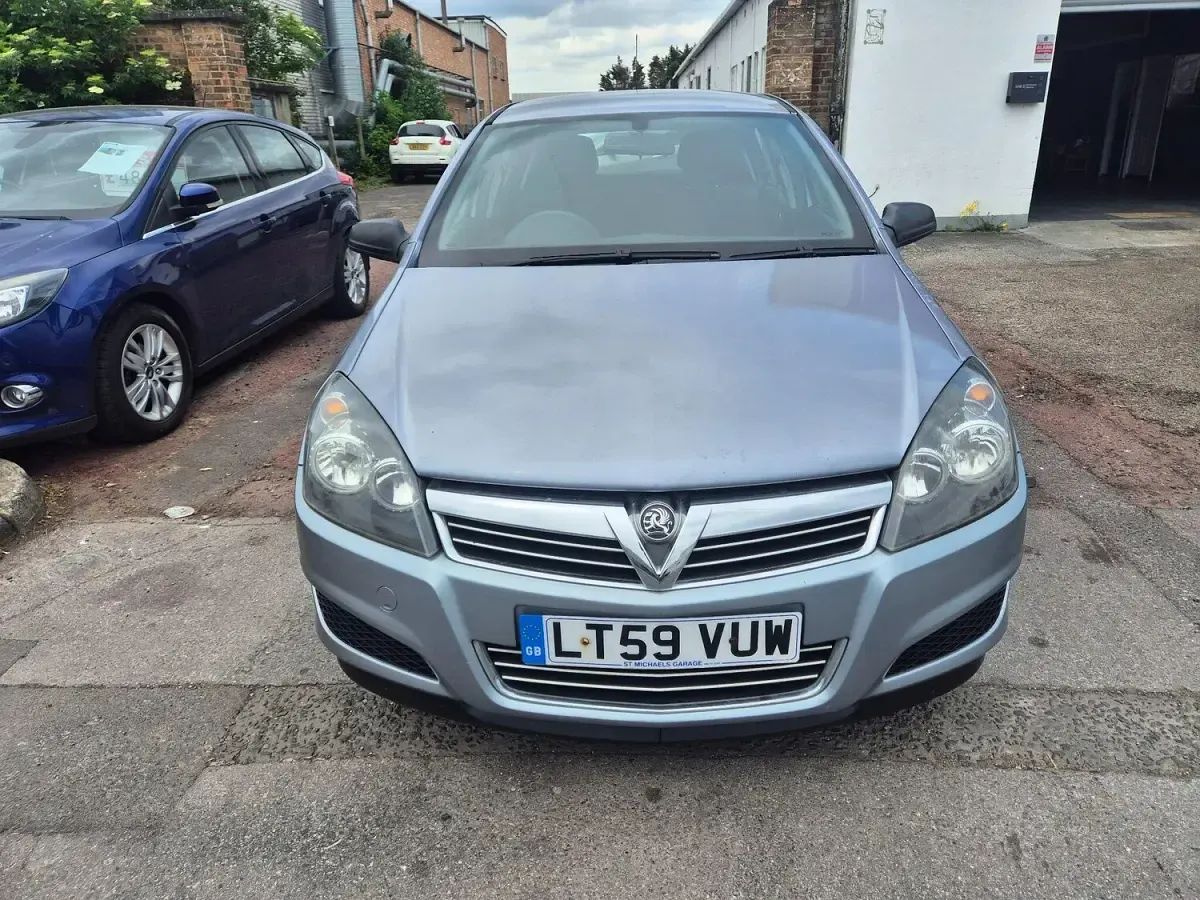 Used Vauxhall Astra 138 HP (101 kW) 2009 Silver Hatchback