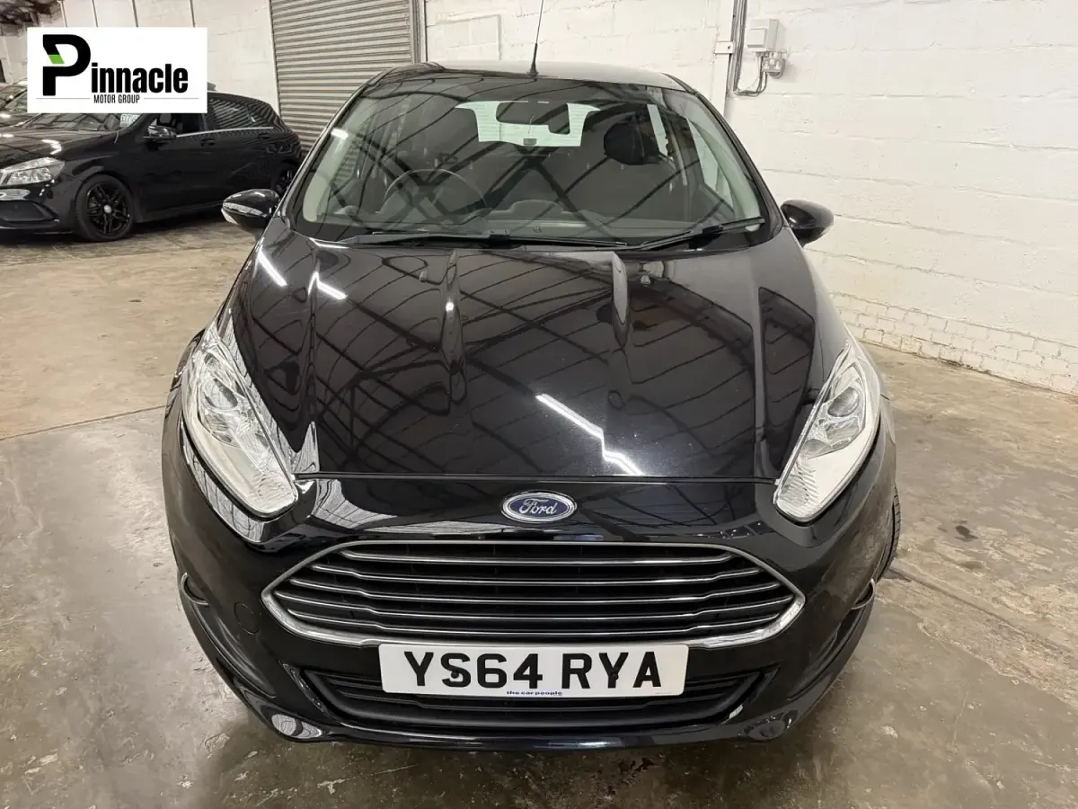 Usado Ford Fiesta Zetec 75 CV (55 kW) 2015 Negro Utilitario
