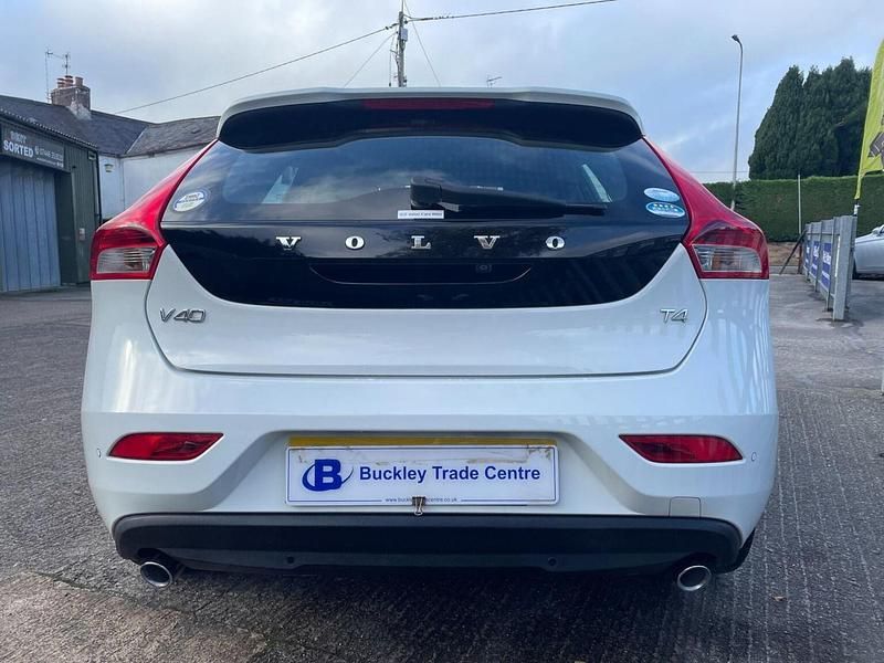 Used Volvo V40 SE 180 HP (132 kW) 2025 White Hatchback