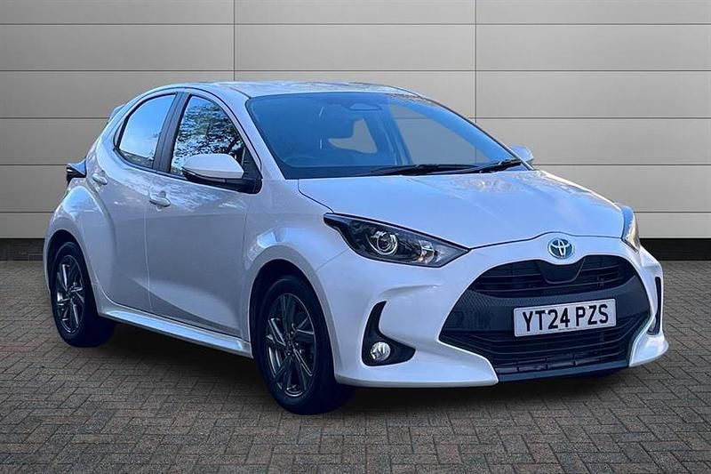 Used Toyota Yaris Hybrid 116 HP (85 kW) 2024 White Hatchback