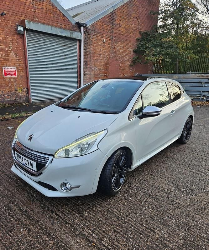 Used Peugeot 208 2014 White Hatchback