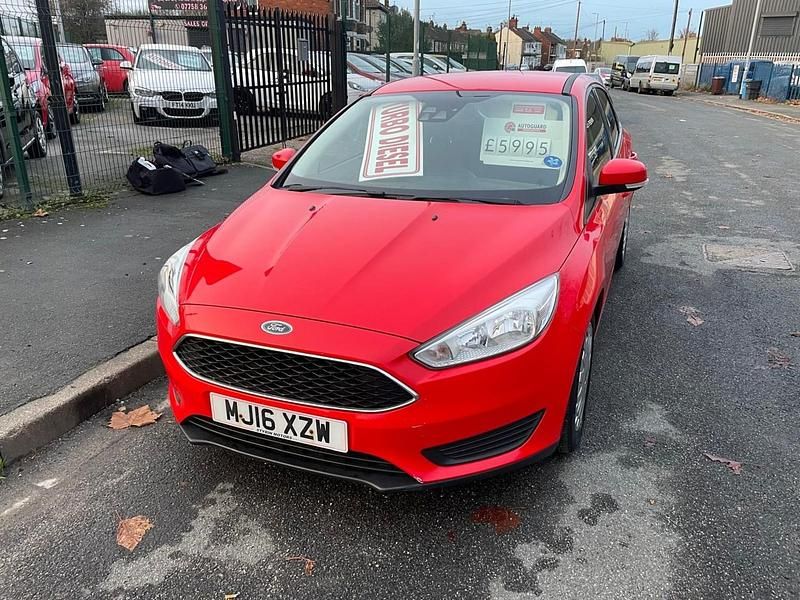 Used Ford Focus Style 120 HP (88 kW) 2015 Red Hatchback