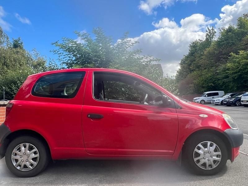 Red Used 2001 Toyota Yaris Hatchback | £699 (Super price) - Image 1/4