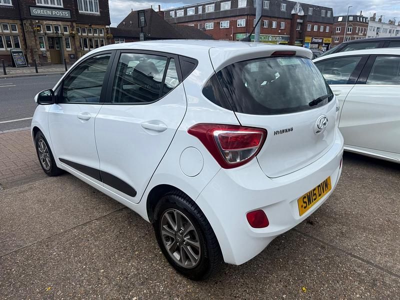 Used Hyundai i10 Premium 67 HP (49 kW) 2015 White Hatchback