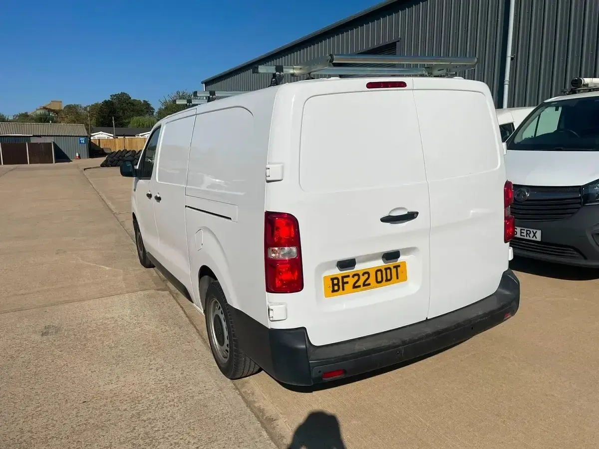 Used Peugeot Expert Premium 142 HP (104 kW) 2022 White Van