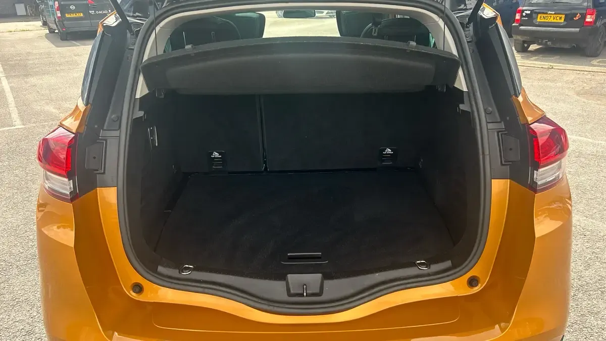 Used Renault Scénic III Dynamique 130 HP (95 kW) 2016 Yellow/black Estate
