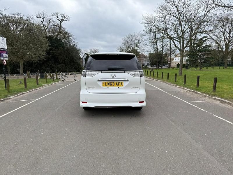 Begagnad Toyota Estima 170 HK (125 kW) 2013 Vit Minibuss