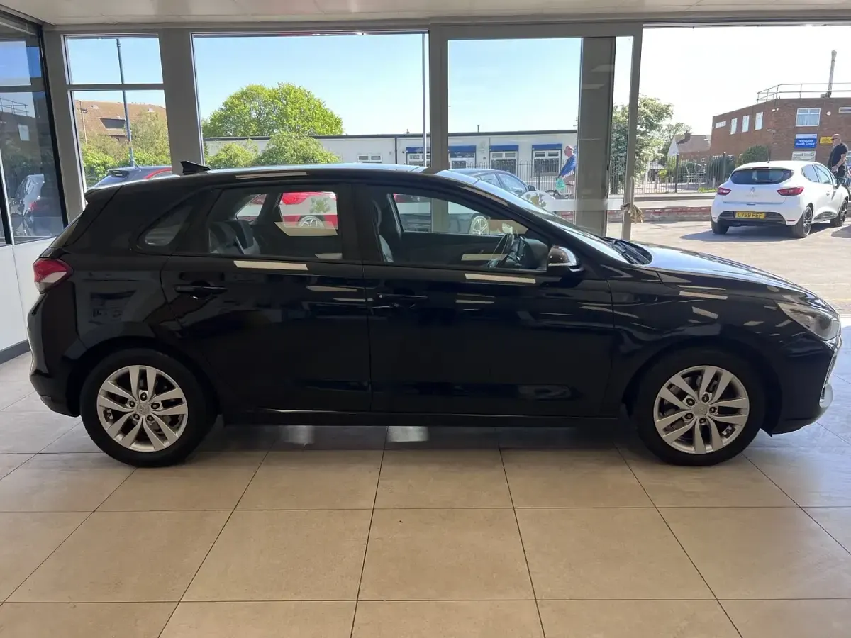Used Hyundai i30 SE 110 HP (80 kW) 2017 Black Hatchback
