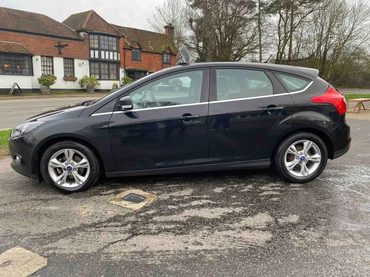 Usado Ford Focus Zetec 125 HP (91 kW) 2011 Preto Citadino