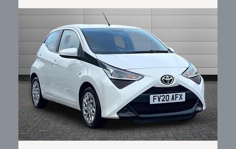 White flash Used 2020 Toyota Aygo X-play Hatchback | £8,795 (Fair price) - Image 1/3