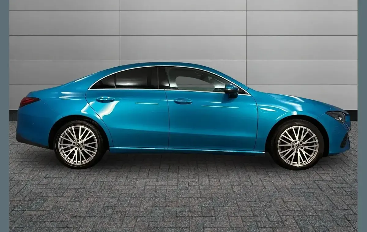 Begagnad Mercedes CLA180 Executive 134 HK (98 kW) 2024 Blå Sedan