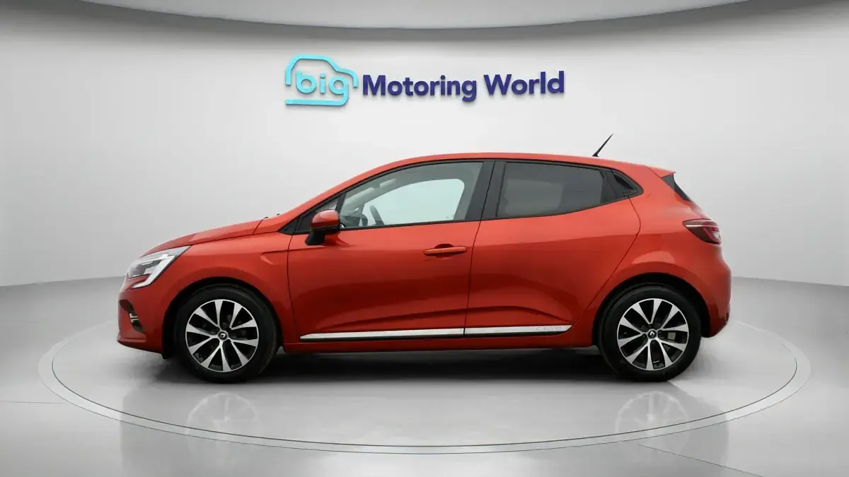 Used Renault Clio Iconic 99 HP (72 kW) 2019 Red Hatchback