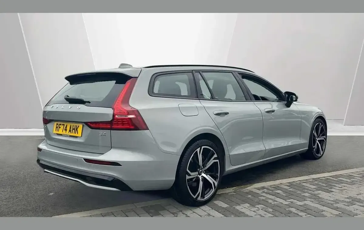 Begagnad Volvo V60 Plus 194 HK (142 kW) 2025 Grå Kombi