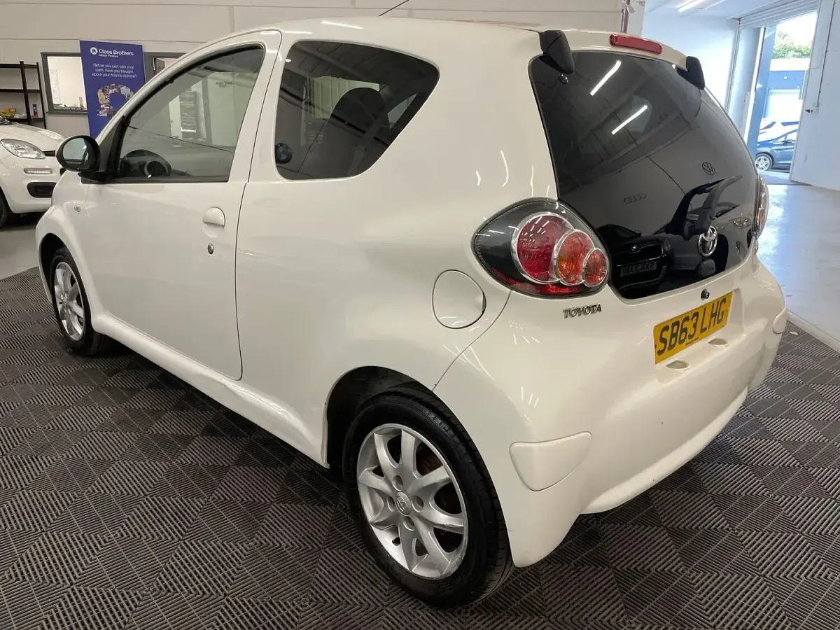 Used Toyota Aygo 68 HP (50 kW) 2013 White Hatchback