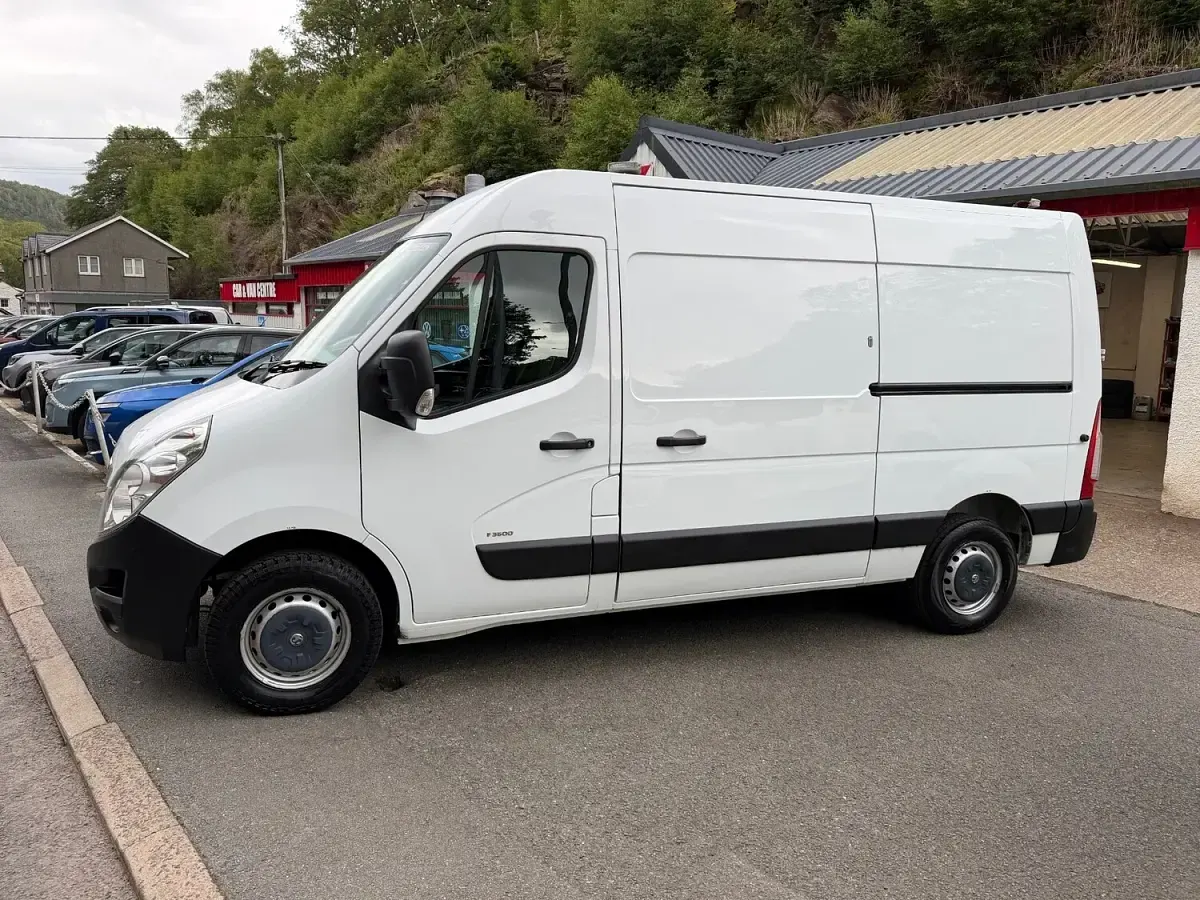 Used Vauxhall Movano 136 HP (100 kW) 2016 White MPV