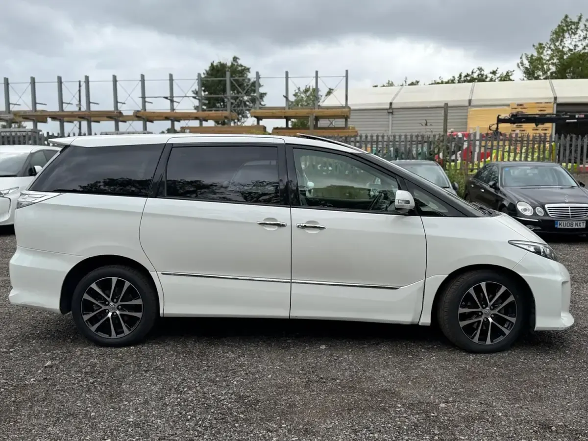 Used Toyota Estima 170 HP (125 kW) 2013 White MPV