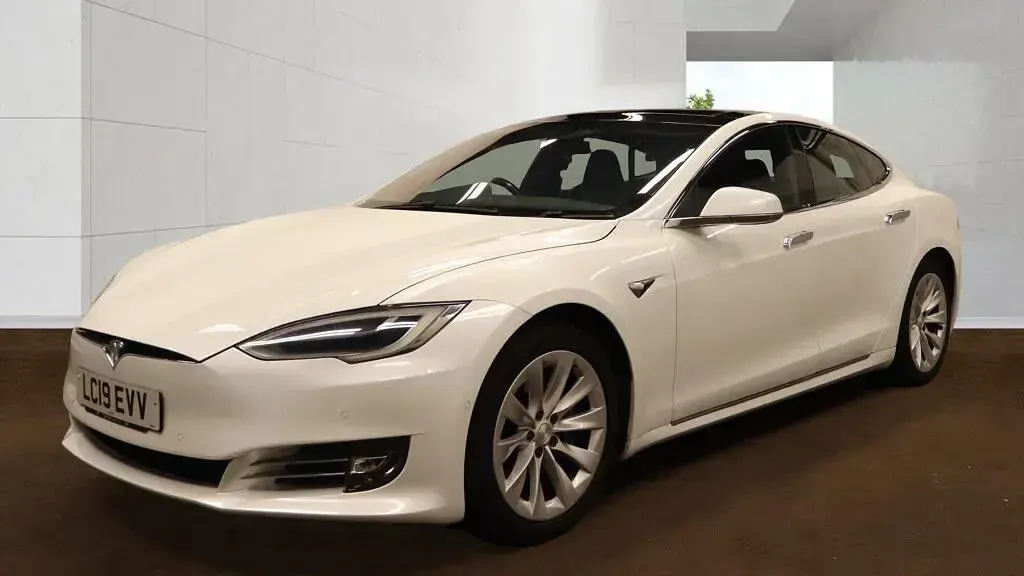 Used Tesla Model S 241 kW (328 HP) 2019 White Hatchback