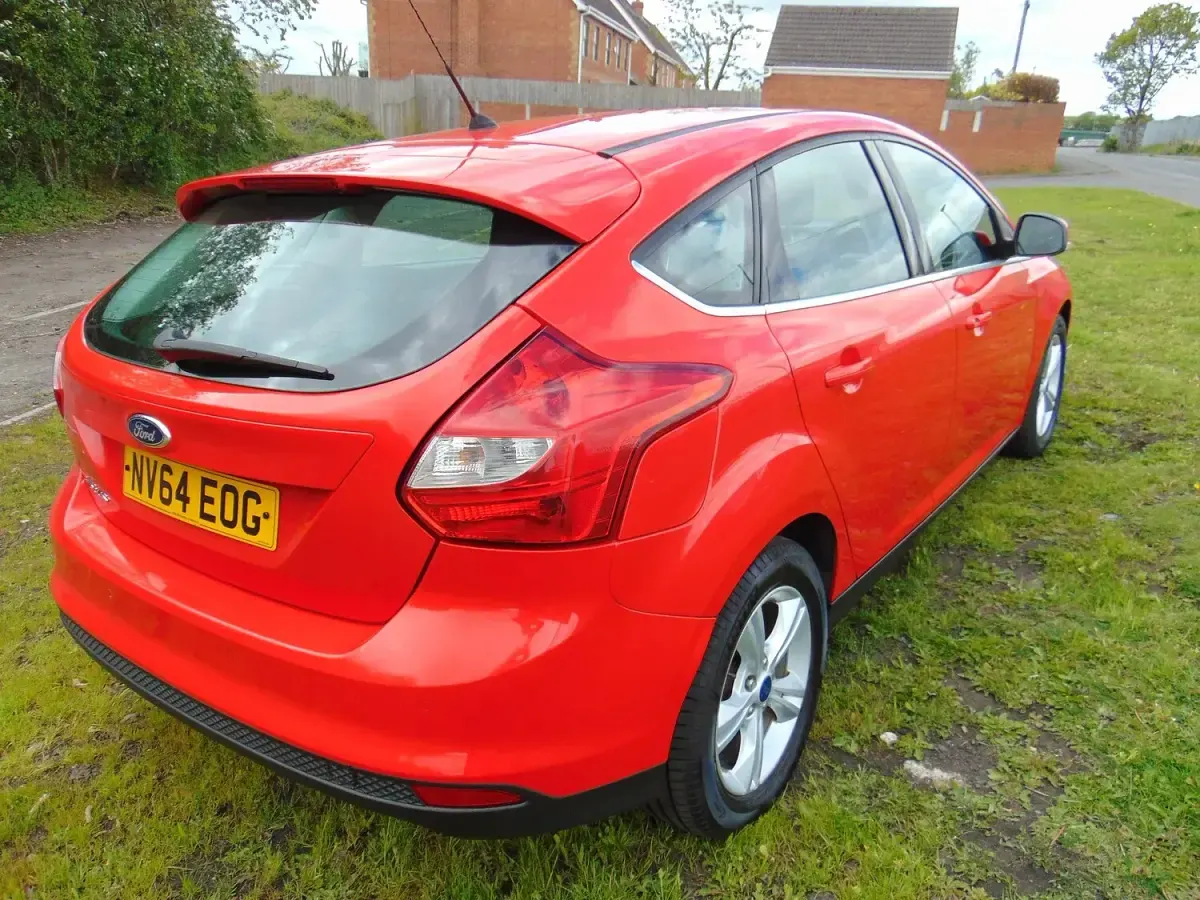 Used Ford Focus Zetec 115 HP (84 kW) 2014 Red Hatchback