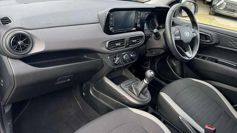 Used Hyundai i10 SE 67 HP (49 kW) 2023 White Hatchback