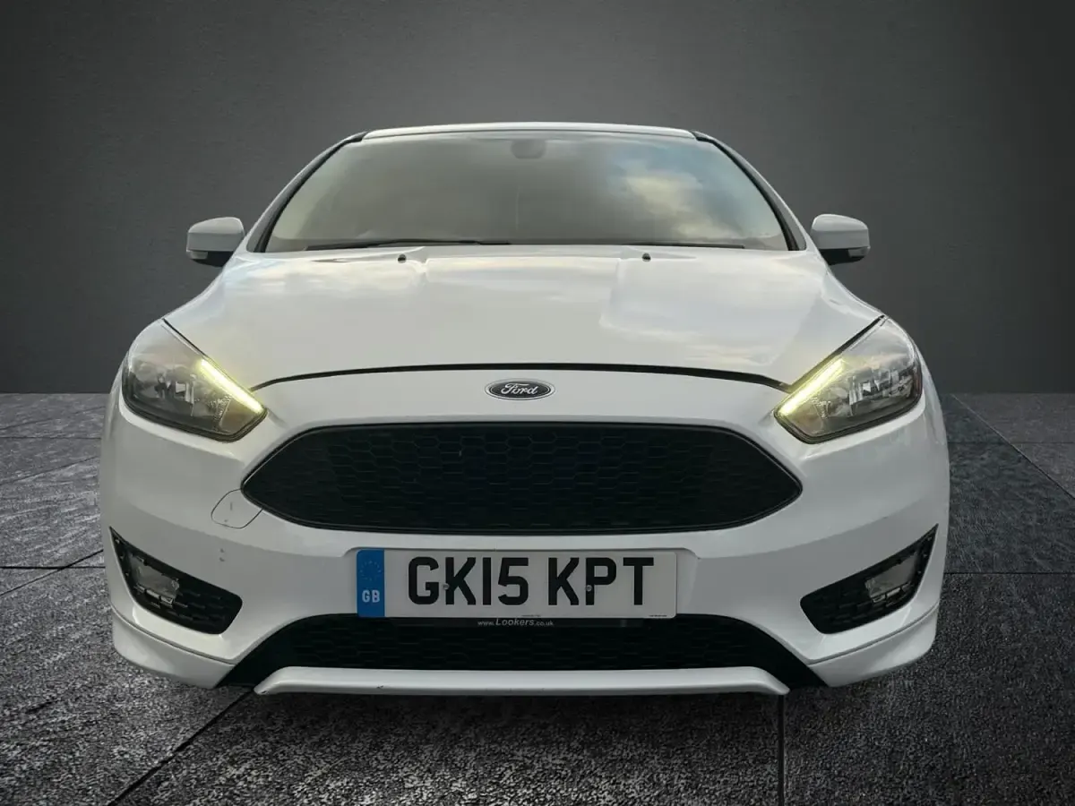 Used Ford Focus Zetec 2015 White Hatchback