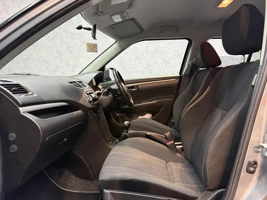 Usado Suzuki Swift SZ4 94 HP (69 kW) 2014 Cinzento Citadino