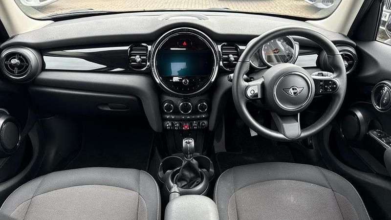 Begagnad Mini Cooper Classic 134 HK (98 kW) 2022 Svart Halvkombi