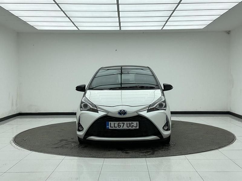 Used Toyota Yaris Hybrid 100 HP (73 kW) 2017 White/black Hatchback