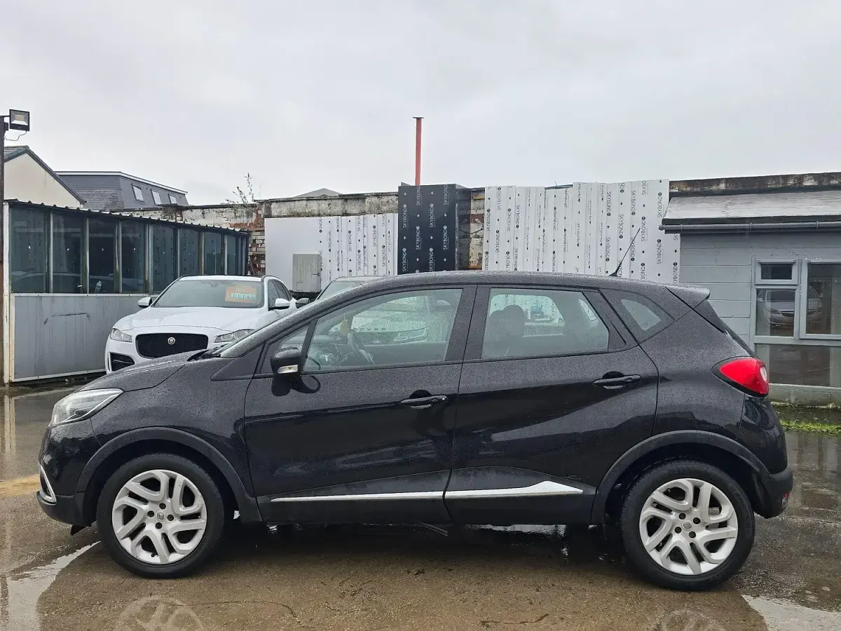 Used Renault Captur Dynamique 90 HP (66 kW) 2016 Black SUV