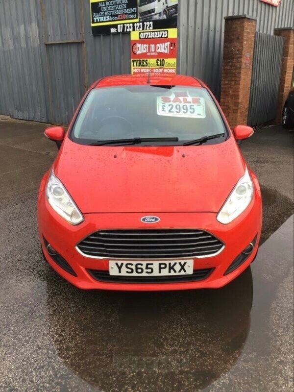 Red Used 2015 Ford Fiesta Zetec Hatchback | £2,995 (Expensive) - Image 1/4