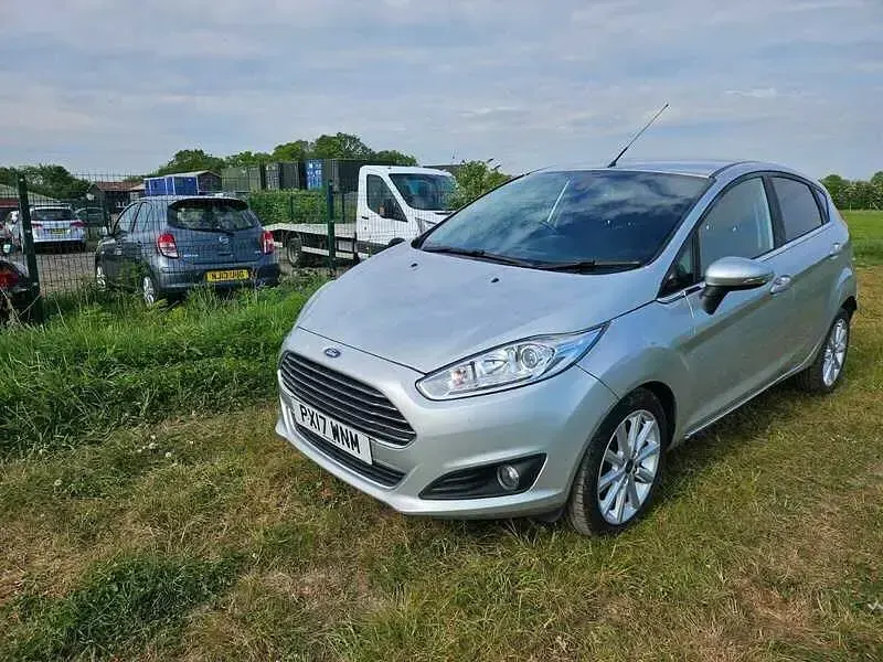 Używany Ford Fiesta Titanium 2017 Srebrny Hatchback