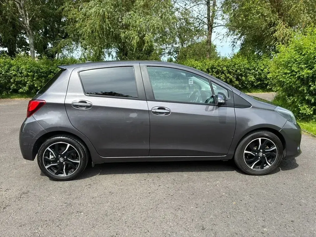 Used Toyota Yaris Sport 99 HP (72 kW) 2015 Grey Hatchback