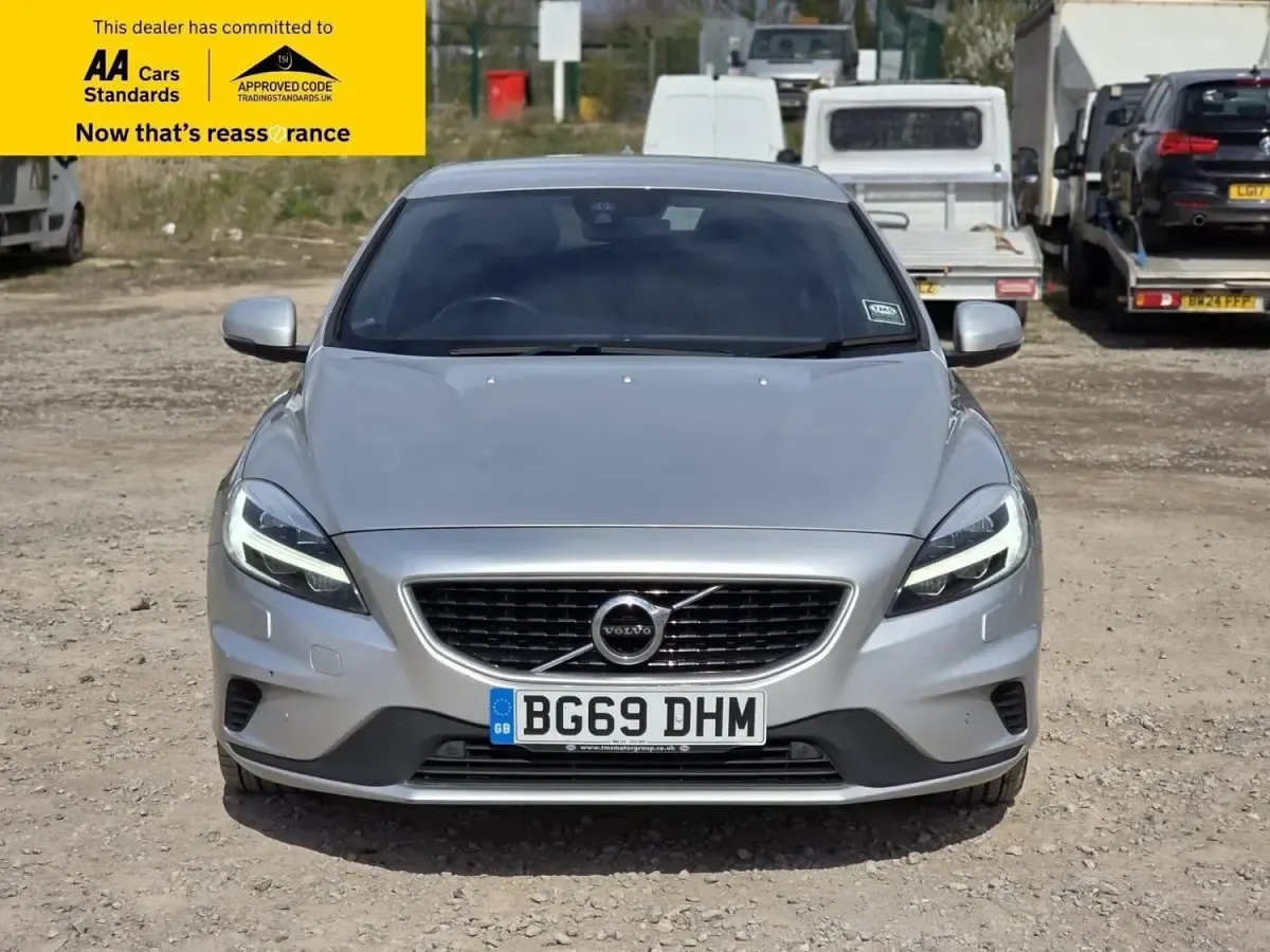 Usado Volvo V40 R-Design 122 CV (89 kW) 2019 Plateado Utilitario