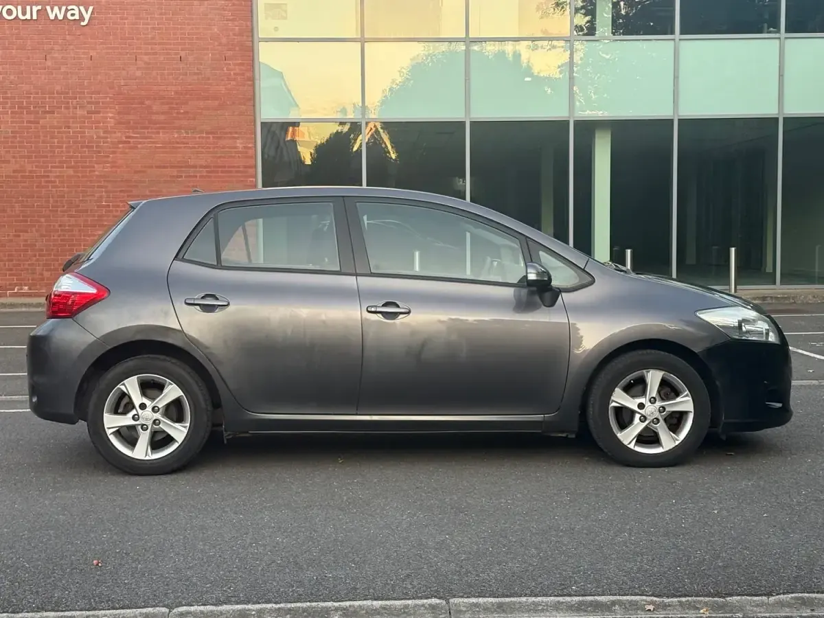 Used Toyota Auris 99 HP (72 kW) 2011 Grey Hatchback