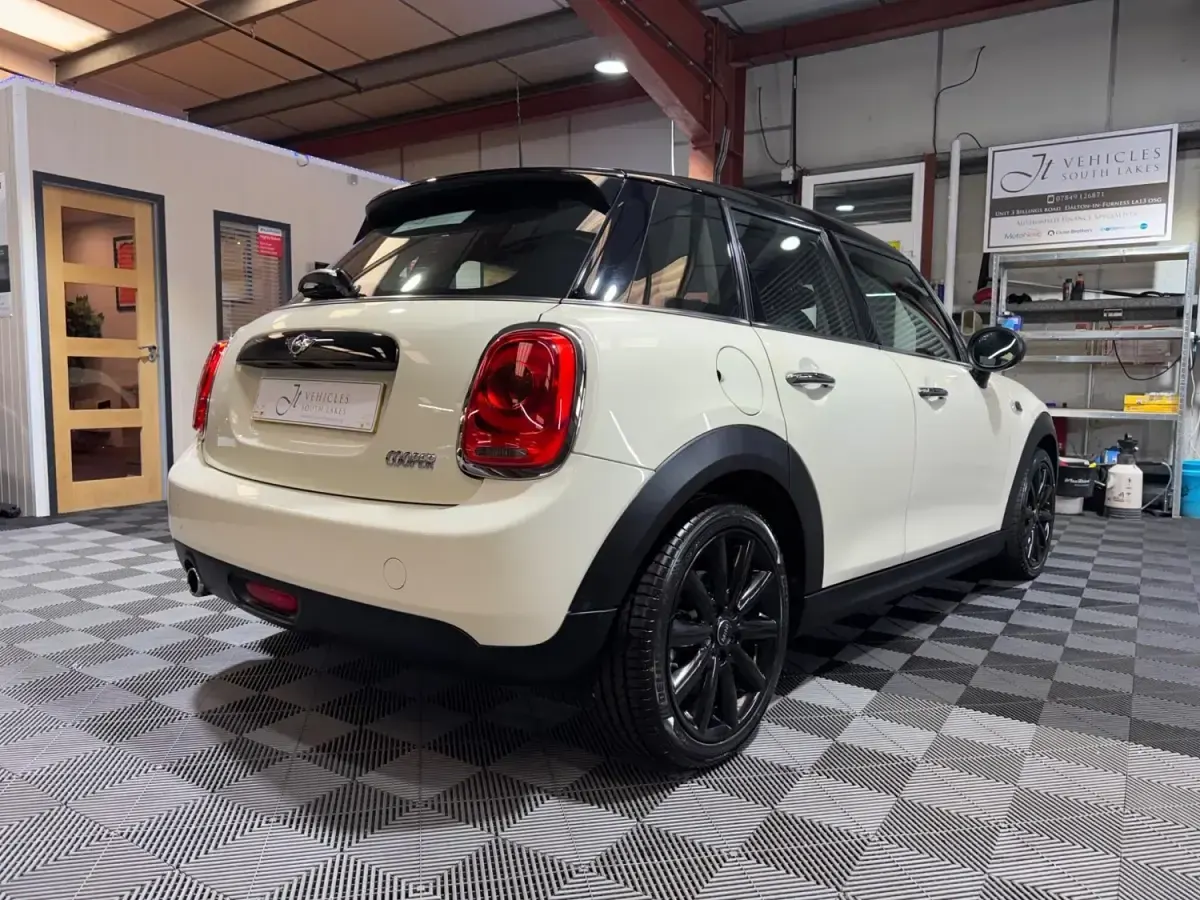 Używany Mini Cooper Hatch 136 KM (100 kW) 2018 Biały Hatchback