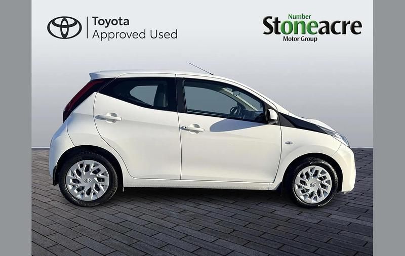 Used Toyota Aygo X-play 72 HP (52 kW) 2021 White Hatchback