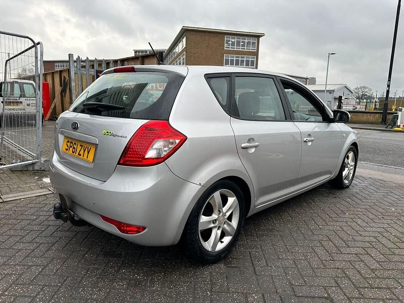Usado Kia Ceed 89 HP (65 kW) 2012 Prateado Citadino