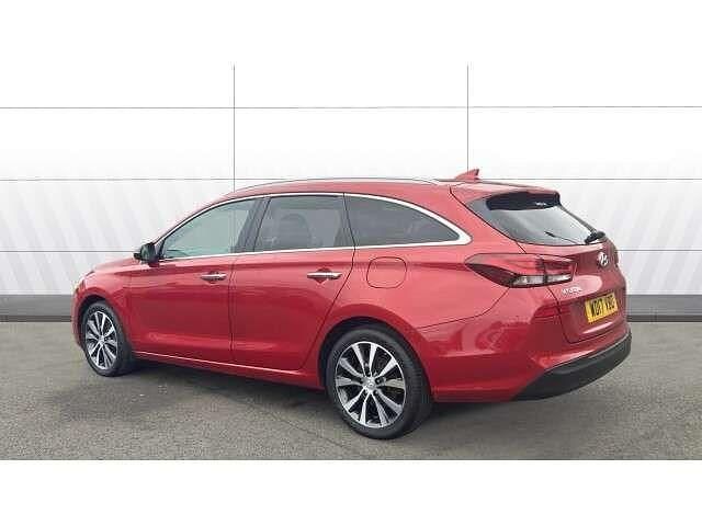 Used Hyundai i30 Premium 90 HP (66 kW) 2017 Red Estate