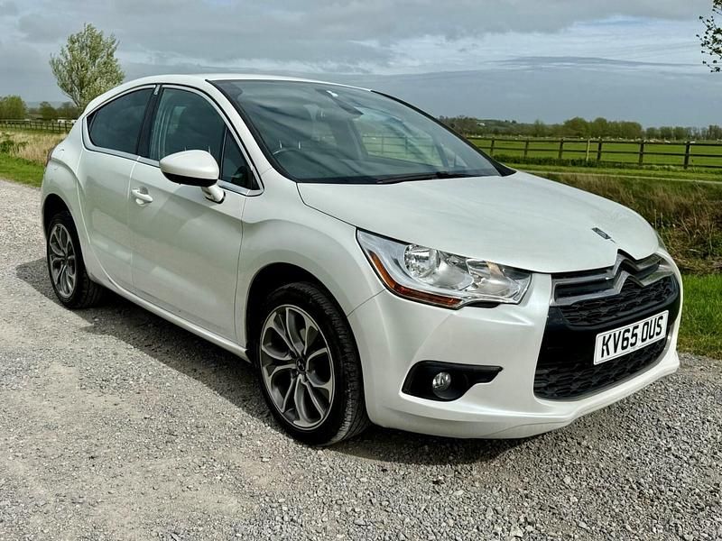 Used DS Automobiles DS4 120 HP (88 kW) 2015 White Hatchback
