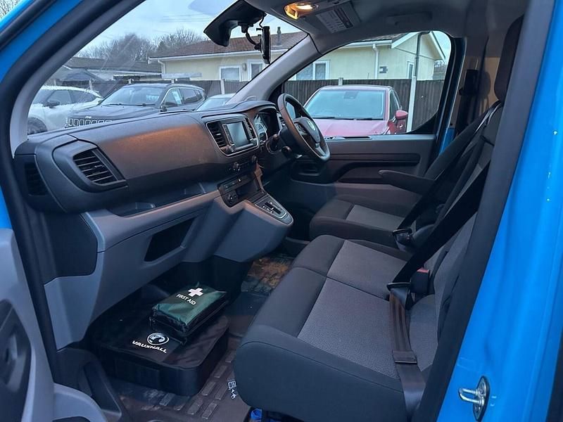 Used Vauxhall Vivaro 100 kW (136 HP) 2022 Mauve/pink MPV