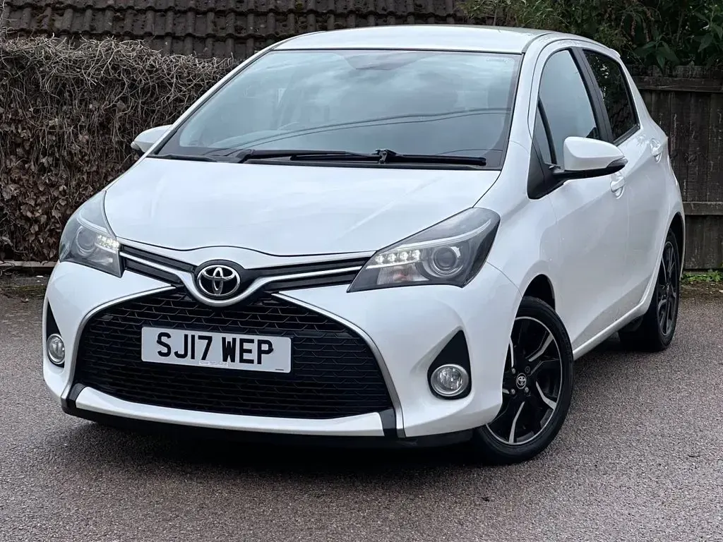 Used Toyota Yaris Design 99 HP (72 kW) 2017 White Hatchback