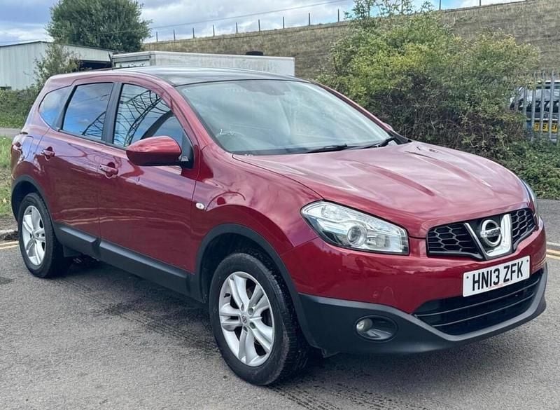 Red Used 2013 Nissan Qashqai +2 Acenta SUV | £3,275 (Fair price) - Image 1/4
